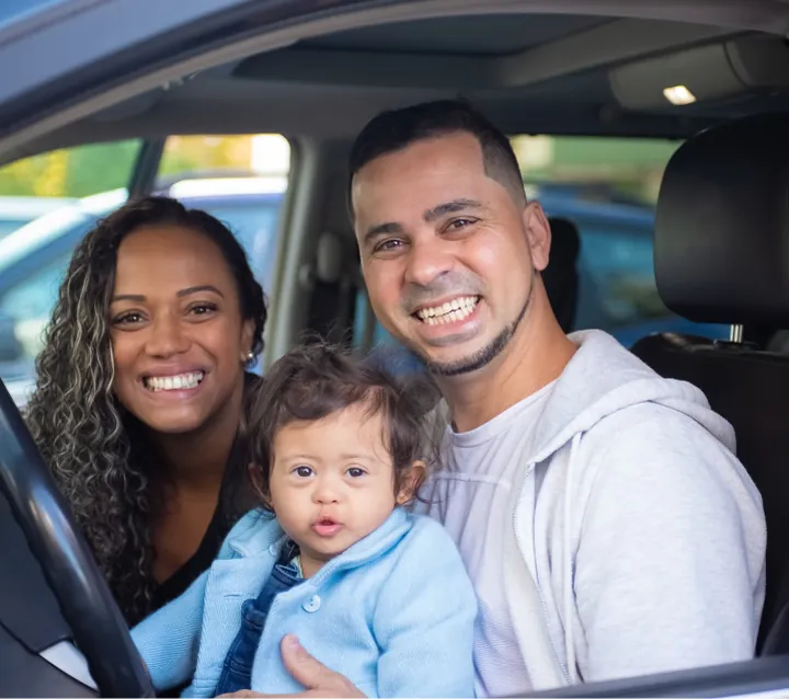 Familia en su coche de alquiler