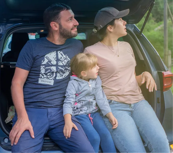 Familia cargando el maletero
